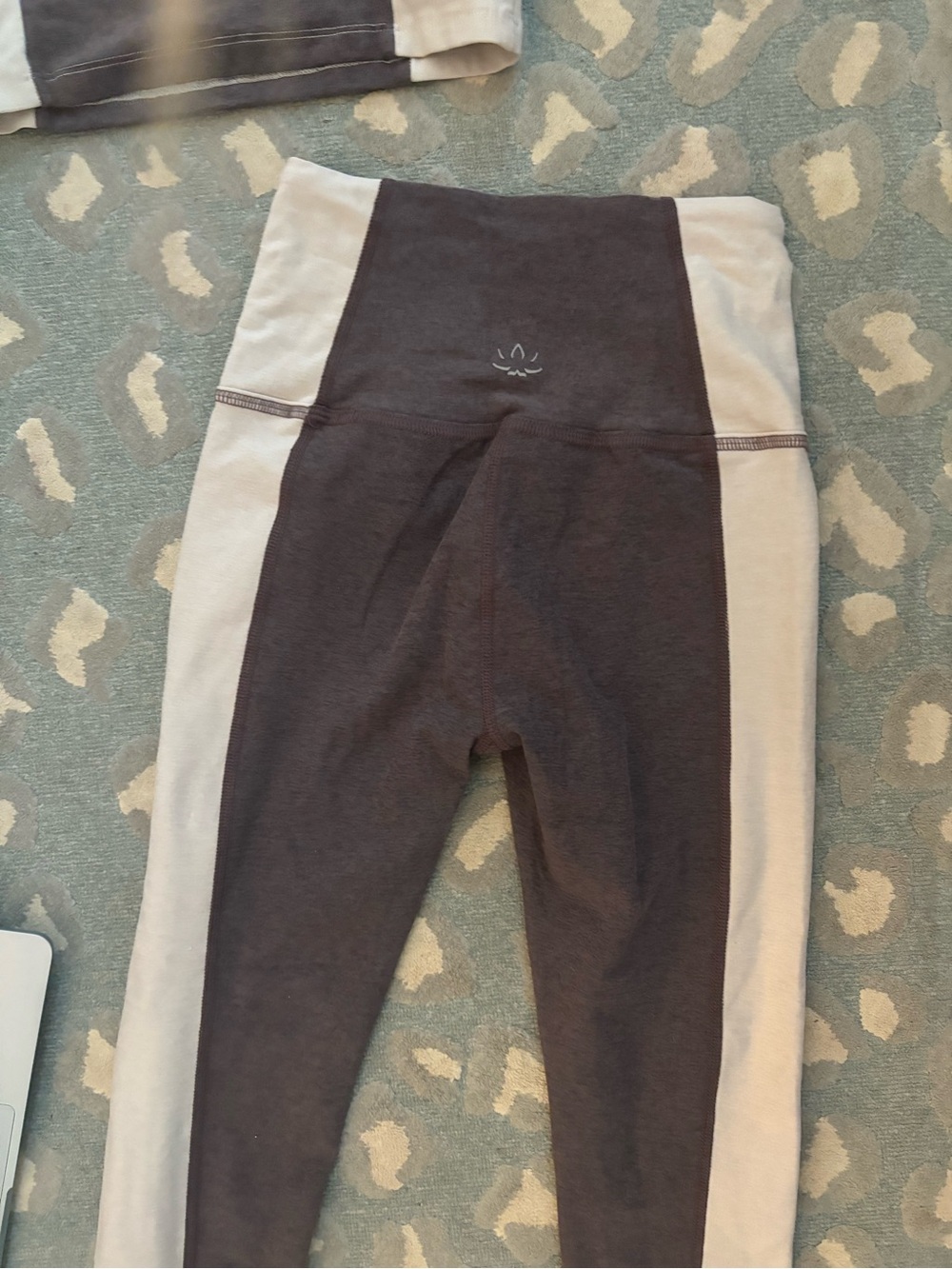 Beyond Yoga Gray & Cream Athletic set - Picture 5 of 5